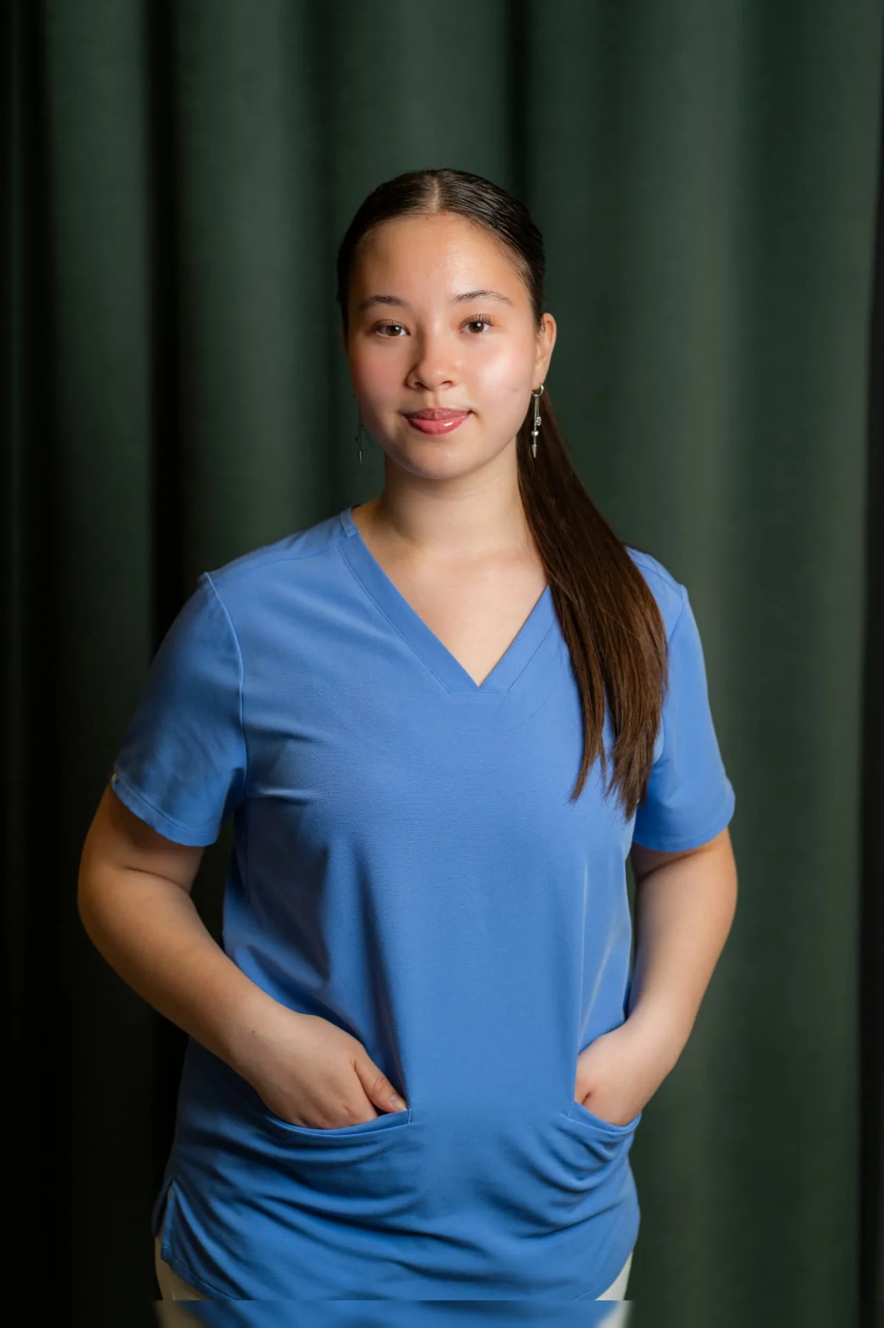 Porträt von Nicolette Haneke, Dentalassistentin in Ausbildung im Zahnärztehaus Zürich in blauer Praxisbekleidung.